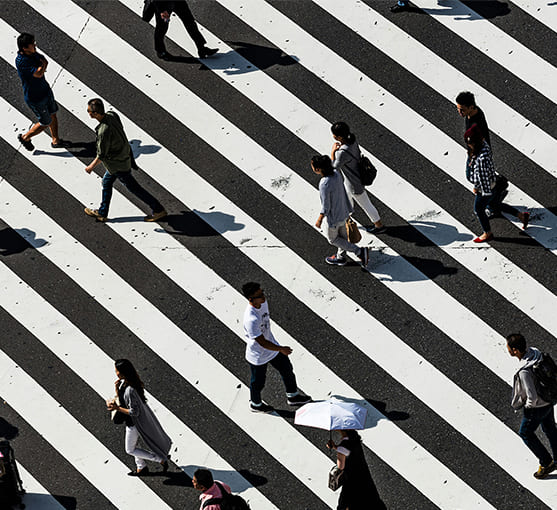 横断歩道を行き交う人々を上から見た様子